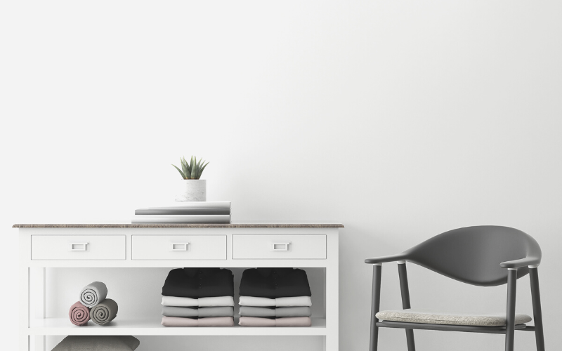 10 rules to help you declutter everything - photo shows a minimalistic table and a chair with minimal decor